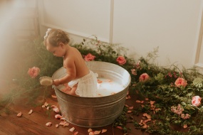 萌宝宝牛奶浴图片